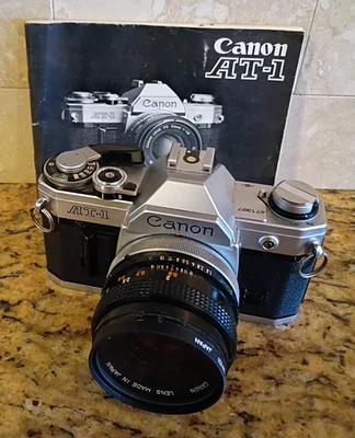 Kit de cámara SLR de película Canon AT-1 35 mm de colección con lente de 50 mm 1:1,8 probada con manual original Foto 1 de 4
