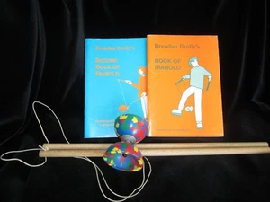 VINTAGE 1990S WOODEN DIABOLO CIRCUS SKILL GAME + 2 INSTRUCTION BOOKS - Picture 1 of 3