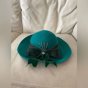 Vintage Ladies Wool Derby Hat Flower Velvet Ribbon Bow Green Made in USA - Picture 1 of 10