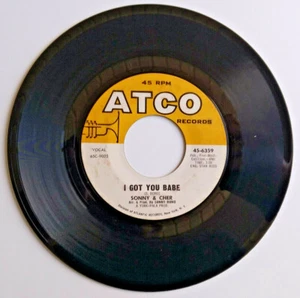 SONNY & CHER - I Got You Babe / It's Gonna Rain - Vinyl 45rpm 1965 Atco 45-6359 - Picture 1 of 3