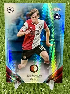 2023-24 Topps Chrome UEFA Leo Sauer Rookie RC Aqua Prism Refractor Feyenooro - Bild 1 von 2