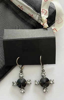 "Pendientes colgantes Sabika con racimo de cristal negro y transparente de 1 1/2"" con bolsa de cuerda" Foto 1 de 4