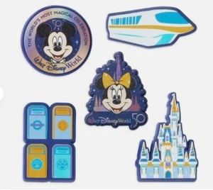 Disney-Crocs-50th Anniversary Mickey Disney Parks Jibbitz Set 5-von Crocs-Neu mit Etikett - Bild 1 von 3