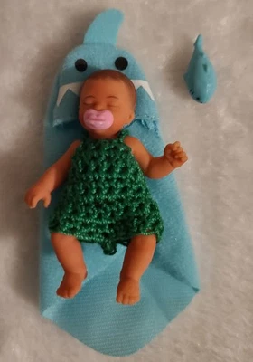 Muñeca vestida Zuru My Mini Baby Serie 2 ÚNICA con cuna, chupete y juguete de tiburón  Foto 1 de 4