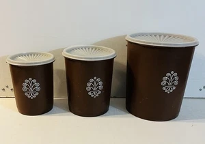 Tupperware Servalier Set 3 Pezzi Bidoni Nidificazione Marrone 805 809 811 Con Coperchi Vintage - Foto 1 di 7