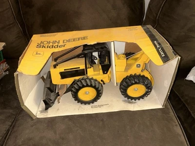 Vintage LARGE MINT IN ORIGINAL BOX 1/16 John Deere TOY Log WOOD Skidder ERTL COM - Image 1 of 4