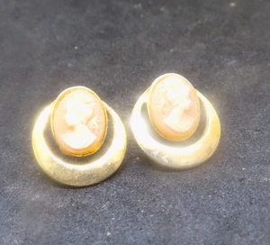 Pendientes camafeo vintage tono dorado para orejas perforadas (519) - Imagen 1 de 4