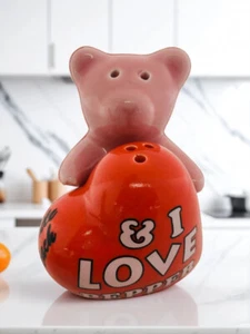 Juego de agitadores de sal y pimienta Bear Heart coleccionables cerámica rosa oso amor pimienta - Imagen 1 de 2
