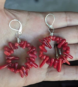 Pendientes colgantes de gancho de plata de ley de coral reconstruido rojo B1 - Imagen 1 de 5