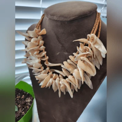 Colar de concha vintage creme e marrom com contas com design de ventilador - Imagem 1 de 4