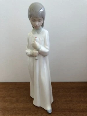 vintage 1970s NAO LLADRO Spain GIRL with CANDLE figurine no: 562 Imperfect - image 1 of 4