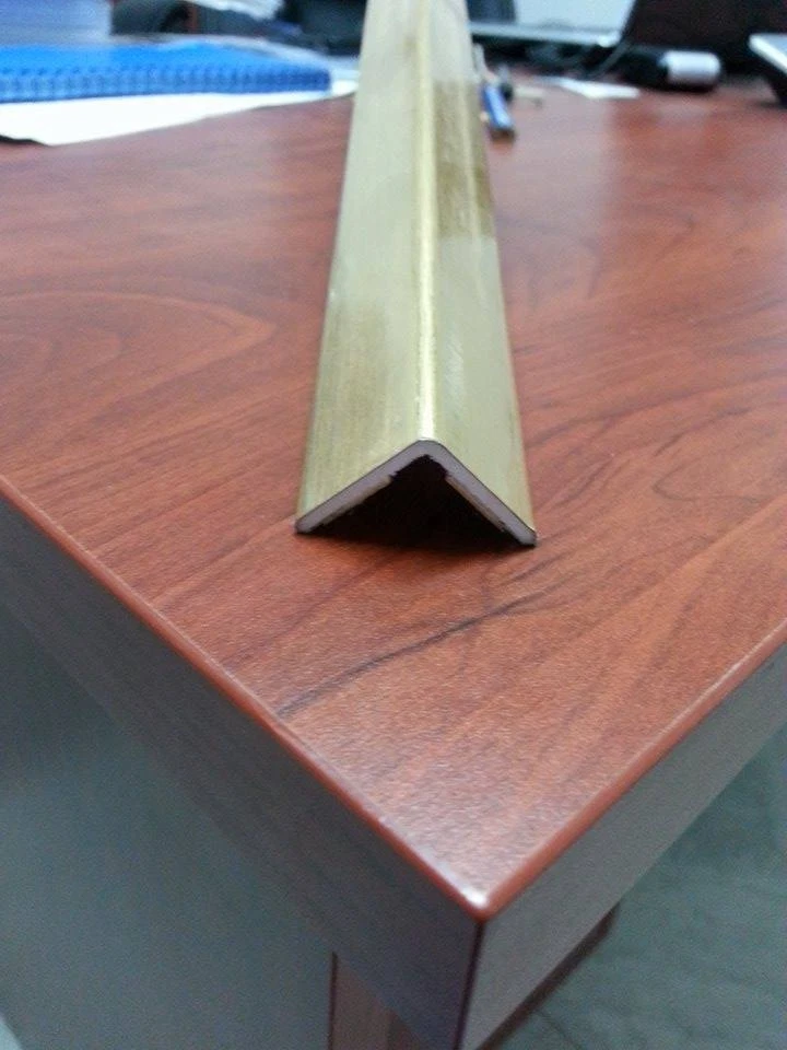 PROFILI IN PVC ORO SPAZZOLATO ANGOLARE 25X25X2 DA MT.2,60 - Immagine 1 di 1