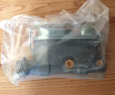 БЕСПЛАТНАЯ ДОСТАВКА на ClarkMunicipal.com — подходит для главного цилиндра Broce Sweeper B-240-B - Изображение 1 из 4