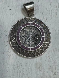 Colgante de araña y telaraña con incrustación de Sugilite de plata esterlina con hombro Aaron - Imagen 1 de 4
