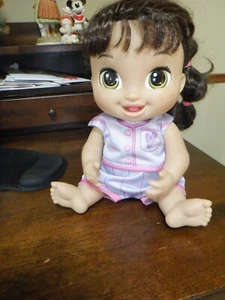 Hasbro Baby Alive Lulu Achoo bambola interattiva capelli castani occhi verdi - Foto 1 di 8