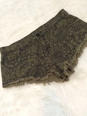 Pantalones Cortos Denim BDG Verde Oscuro Floral Mandala Tiro Bajo y Suelto Mia 27 W Foto 1 de 4