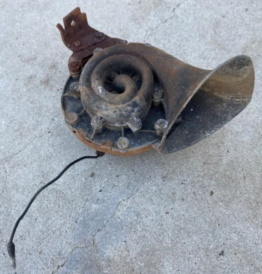 LINCOLN CONTINENTAL HORN LO BAIXO DIREITO RH FOMOCO FABRICANTE DE EQUIPAMENTO ORIGINAL DE FÁBRICA 1962-1965 - Imagem 1 de 4