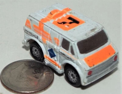 Pequeña micro máquina de plástico estilo años 70 Chevy Van ambulancia en blanco y naranja Foto 1 de 3