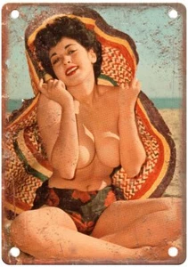 Letrero de metal Frolic Girly Magazine Pinup modelo 1963 aspecto retro GM394 - Imagen 1 de 2