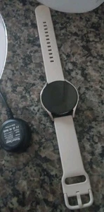 Samsung Galaxy Watch6 40mm R930N GPS - Photo 1 sur 2