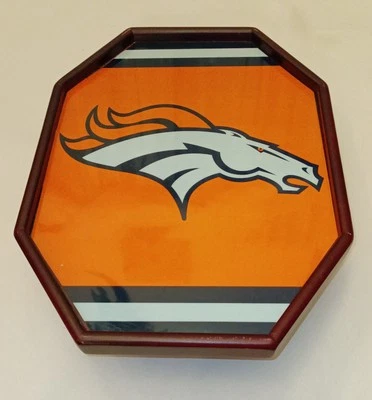 Abrazadera de sillón del equipo de fútbol americano de los fanáticos de los Denver Broncos de la NFL en bandeja de TV para servir. Foto 1 de 4
