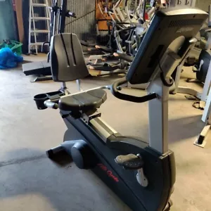 Life Fitness Integrity CLSR Recumbent Exercise Bike - Picture 1 of 6