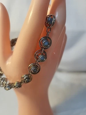 Pulsera de lazos plateados con cuentas azules 8,5" Foto 1 de 4