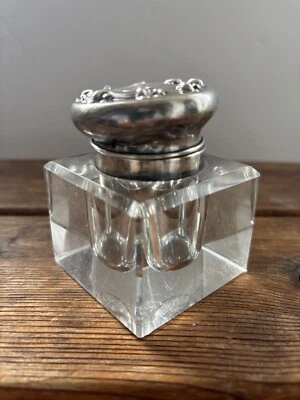 Tintero antiguo Art Nouveau Repousse de plata de ley con tapa con bisagras de vidrio cortado Foto 1 de 4