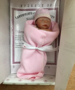 Muñeca de vinilo Ashton Drake Galleries “puñado de satisfacción” NUEVA nunca quitada - Imagen 1 de 7