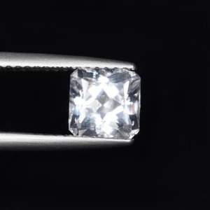1.18 ct DIAMOND SPARKLING - RARE HUE" NATURAL PHENAKITE SQUARE - See Vdo BL - Picture 1 of 2