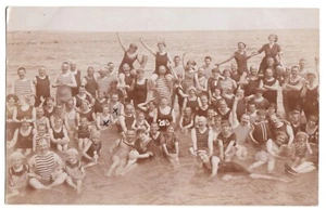 2) Urlaub Ferien am Meer Familien in Bademode Family Bath Foto RPPC ~1910 - Picture 1 of 2