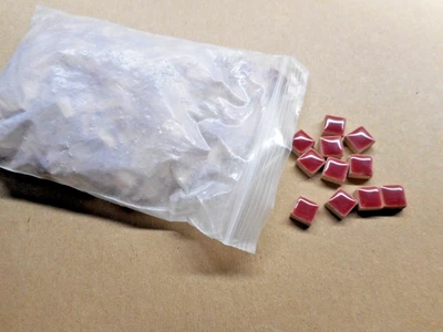 205件装1厘米方形陶瓷马赛克瓷砖(深红色) — 第 1/3 张图片