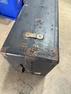 Oshkosh Trunk Company armario vertical baúl vaporero, hecho en Oshkosh, Wisconsin Foto 1 de 4