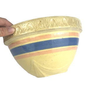 Ciotola primitiva crock giallo merce impressa rosa righe blu McCoy vintage 9,75" - Foto 1 di 17