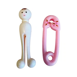 2 prendedores de pañales de seguridad ROSA grandes de plástico duro vintage y prendedores de ropa sonajero para bebés - Imagen 1 de 14