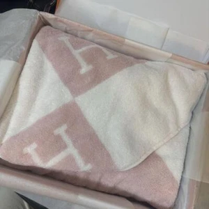 Hermes bath towel, Avalon, pink Brand new, unused Size: 90x120cm with box gift - Picture 1 of 10