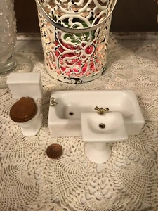 Vintage Dollhouse Furniture Mini Ceramic Bath Set Toilet Tub Pedestal Sink 1:16 - Picture 1 of 19