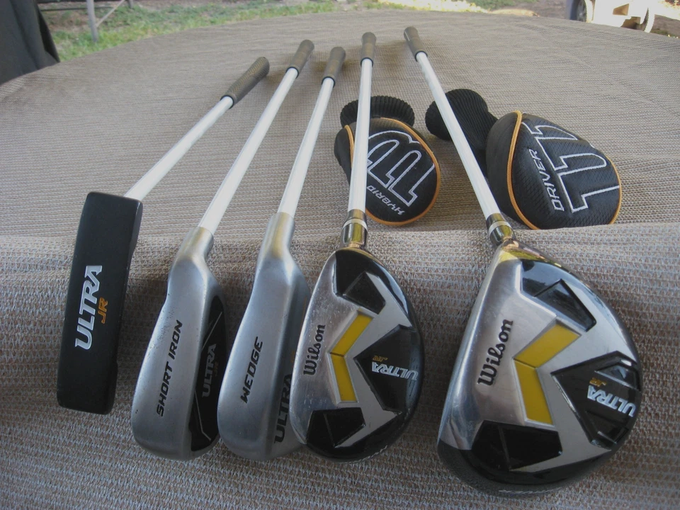 Juego de golf Wilson Ultra Jr.\ JR Flex Driver, híbrido, hierro corto, cuña + putter y bolsa/derecha Foto 1 de 4