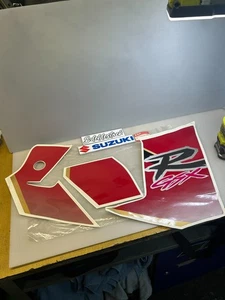 1 jeu emblème carénage droit suzuki 68680-41c30-1mn gsx-r 1100 n m 1991 1992 - Picture 1 of 16