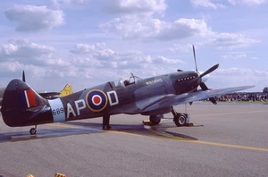 ORIGINAL AIRCRAFT SLIDE - SPITFIRE XIV RM689/AP-D 1986. - Picture 1 of 1