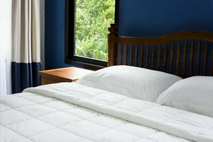 Luxury Soft Oversized Lightweight White Down Alternative Comforter All Season! - Picture 1 of 7