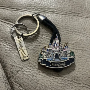 Vintage Disneyland Keychain Resort 50th Anniversary Gold Enameled- 2005 - Picture 1 of 2