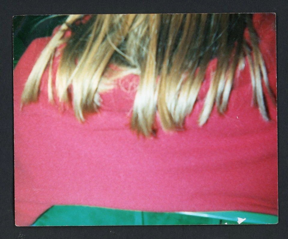 Back of Mystery Woman's Shoulders Head Neatly Trimmed Hair Photo Abstract Odd - Imagem 1 de 1