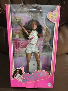 Barbie The Movie President Sammlerpuppe, IVSS Rae als Präsident trägt Sh - Bild 1 von 9