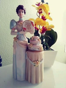 Mrs. Albee Porzellan Figur ( 40 Jahre Jubiläum) - Bild 1 von 4