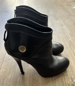 Gucci Diana Hysteria Gold Medallion Black Leather Ankle Boots Size 6.5 C - Picture 1 of 12