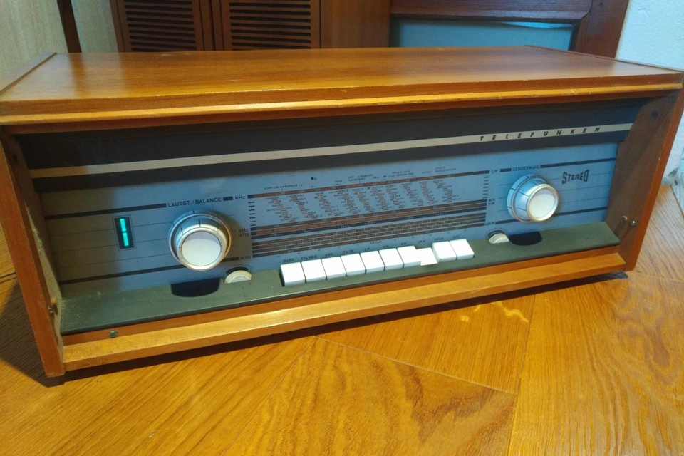 TELEFUNKEN 'Concertino 2380 Stereo' mit 2x Tonsäulen 2302 - Bild 1 von 4