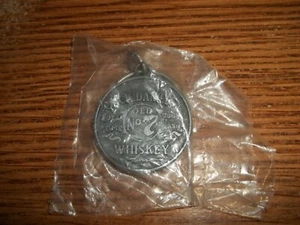 Jack Daniels puré agrio antiguo No. 7 llavero de whisky llavero de plata talla dólar - Imagen 1 de 2