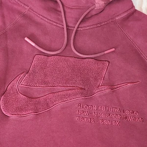 Sudadera con capucha Nike Sportswear Block Futura para hombre pequeña borgoña logotipo elevado espalda inversa - Imagen 1 de 9