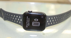 Apple Watch Series 7 45mm Midnight Aluminum Case with NIKE Sport Band (GPS) - Photo 1 sur 4